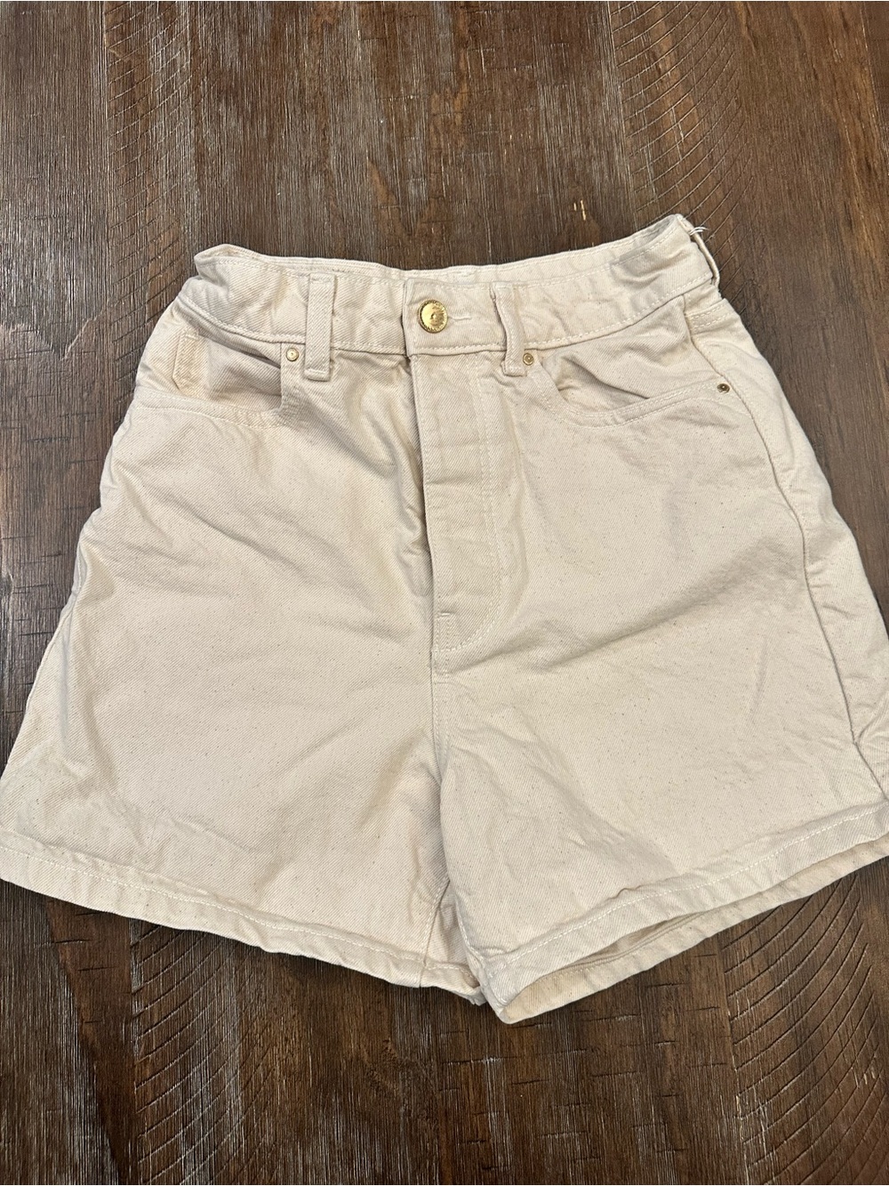 Zara cream high-waisted shorts in a US 4 #highwaisted #summer